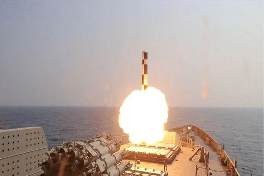 India Luncurkan Rudal Brahmos, Kirim Sinyal Siap Tempur ke Pakistan